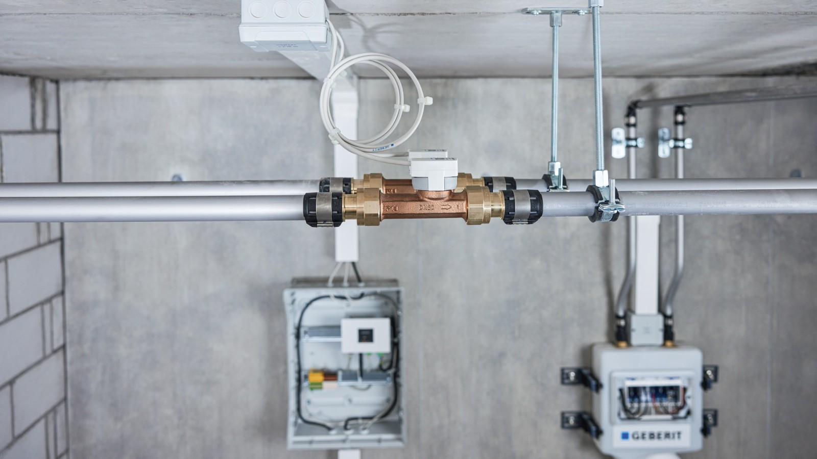 The Geberit sensors for GEBUS are connected directly to the Gateway