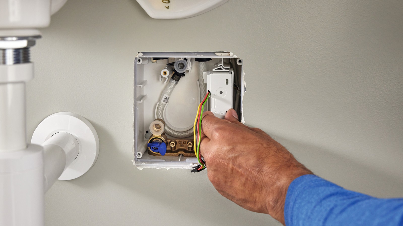 Inserting the GEBUS converter into the function box of the washbasin tap