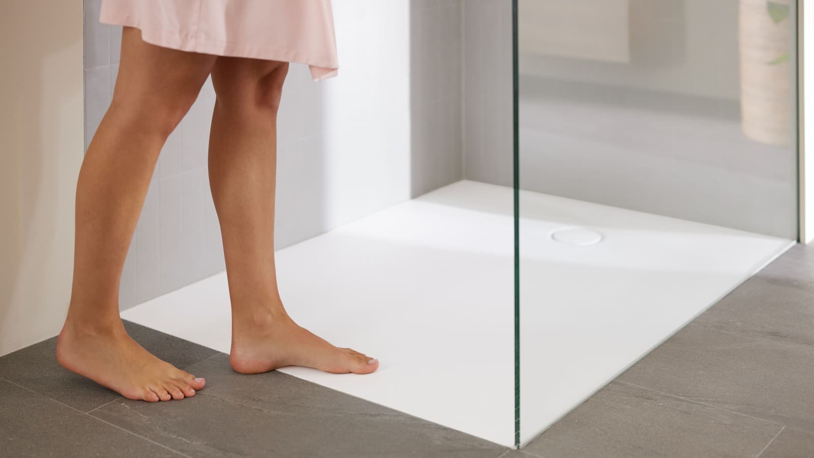 Woman in a bathroom with Geberit CleanFloor30 Woman in a bathroom with Geberit CleanFloor30