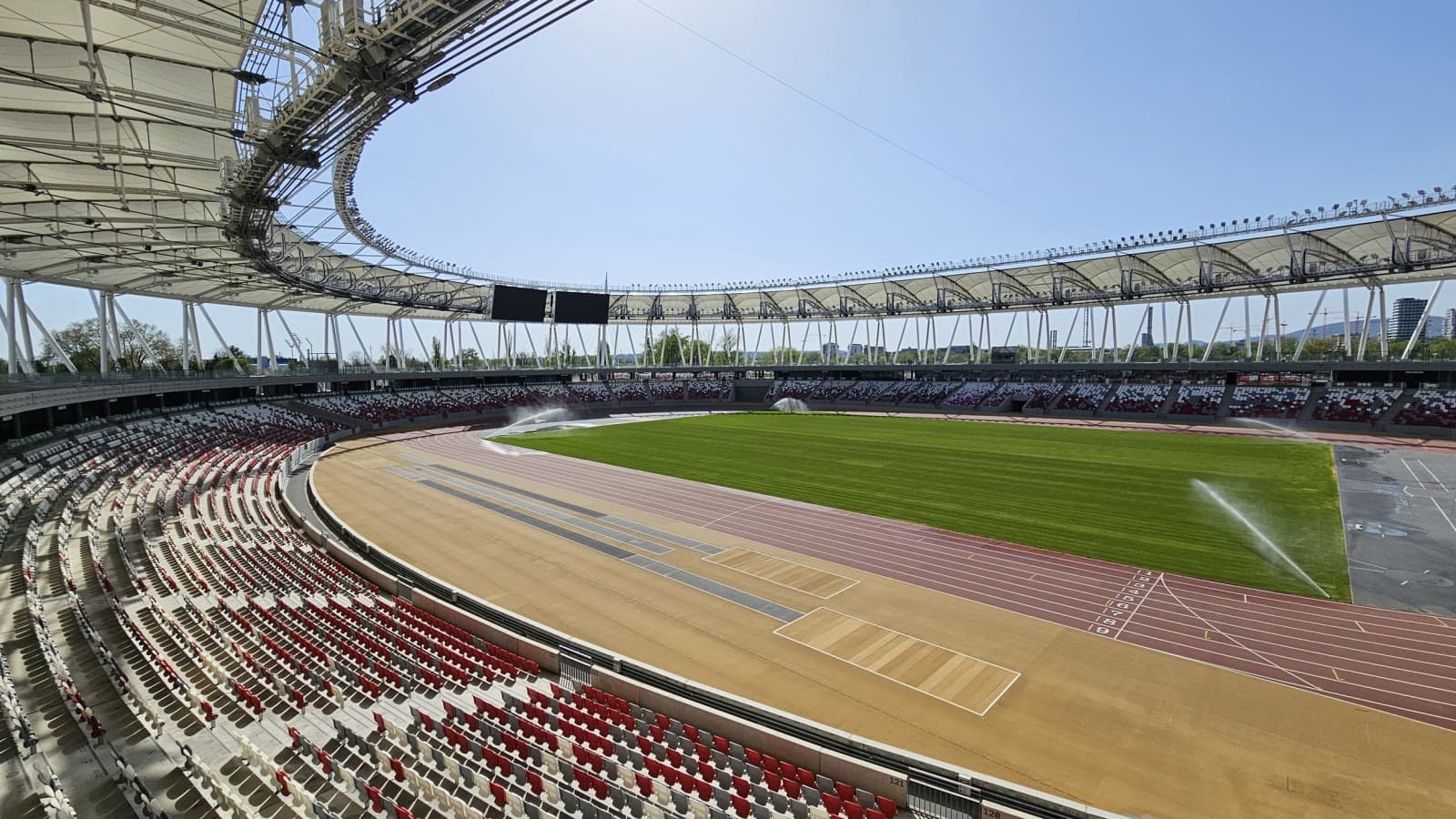 The central square is intended for major events, but halfway up there is a wide lane for public use (© Geberit) The central square is intended for major events, but halfway up there is a wide lane for public use (© Geberit)