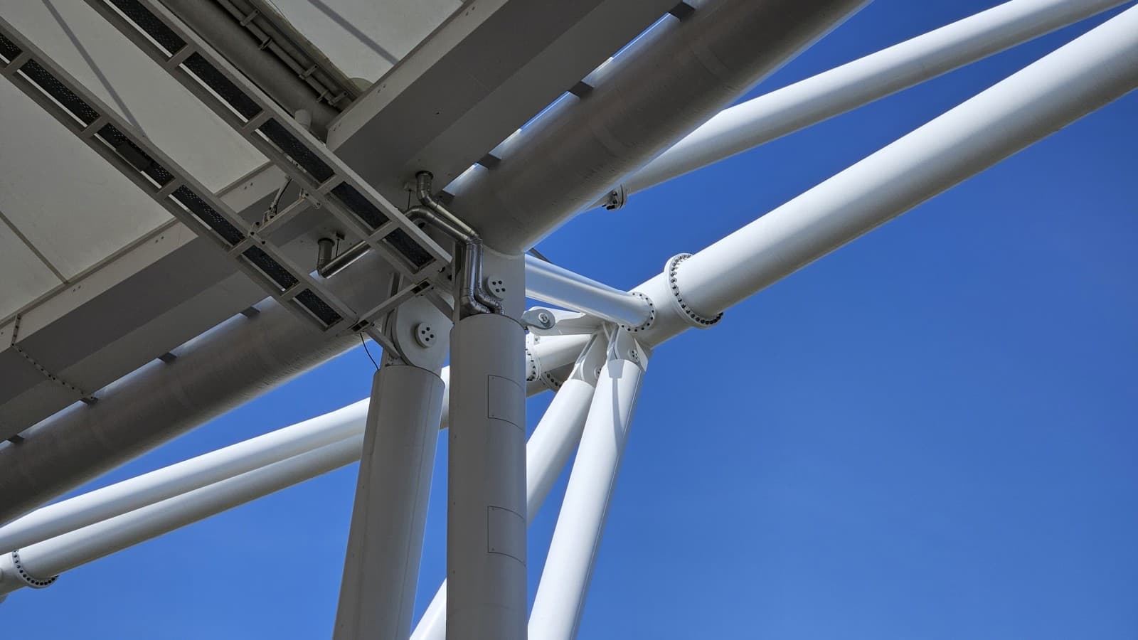 Hidden in the beams: The Geberit Pluvia roof drainage system is concealed (© Geberit) Hidden in the beams: The Geberit Pluvia roof drainage system is concealed (© Geberit)