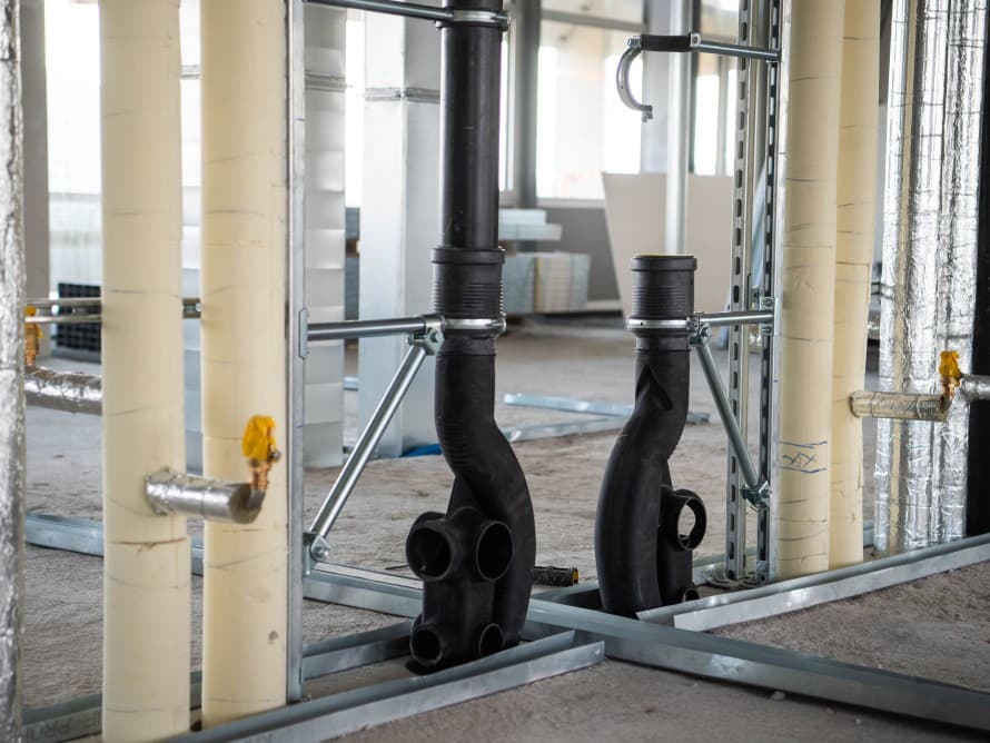 Discharge pipe with Geberit Silent-db20 SuperTube in the converted OMU 93 residential building Discharge pipe with Geberit Silent-db20 SuperTube in the converted OMU 93 residential building