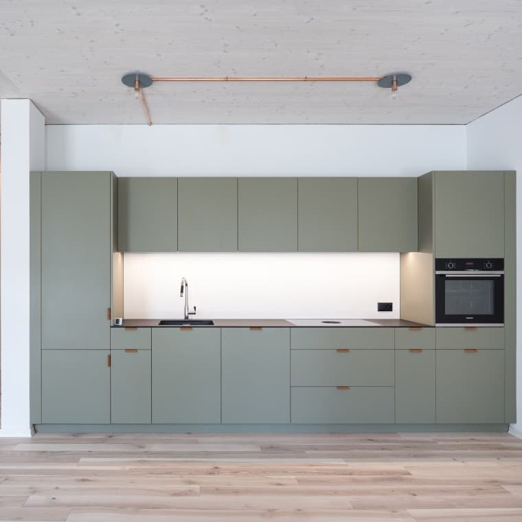 Surface-mounted cables are installed to ensure that the building can also be used flexibly in the long term (© Openly / Jens Ellensohn) Surface-mounted cables are installed to ensure that the building can also be used flexibly in the long term (© Openly / Jens Ellensohn)