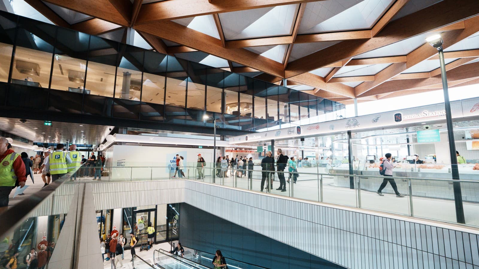 The open architecture of the upper floors invites visitors to stroll, shop and take in the lively atmosphere of the market (© Grainger Films) The open architecture of the upper floors invites visitors to stroll, shop and take in the lively atmosphere of the market (© Grainger Films)