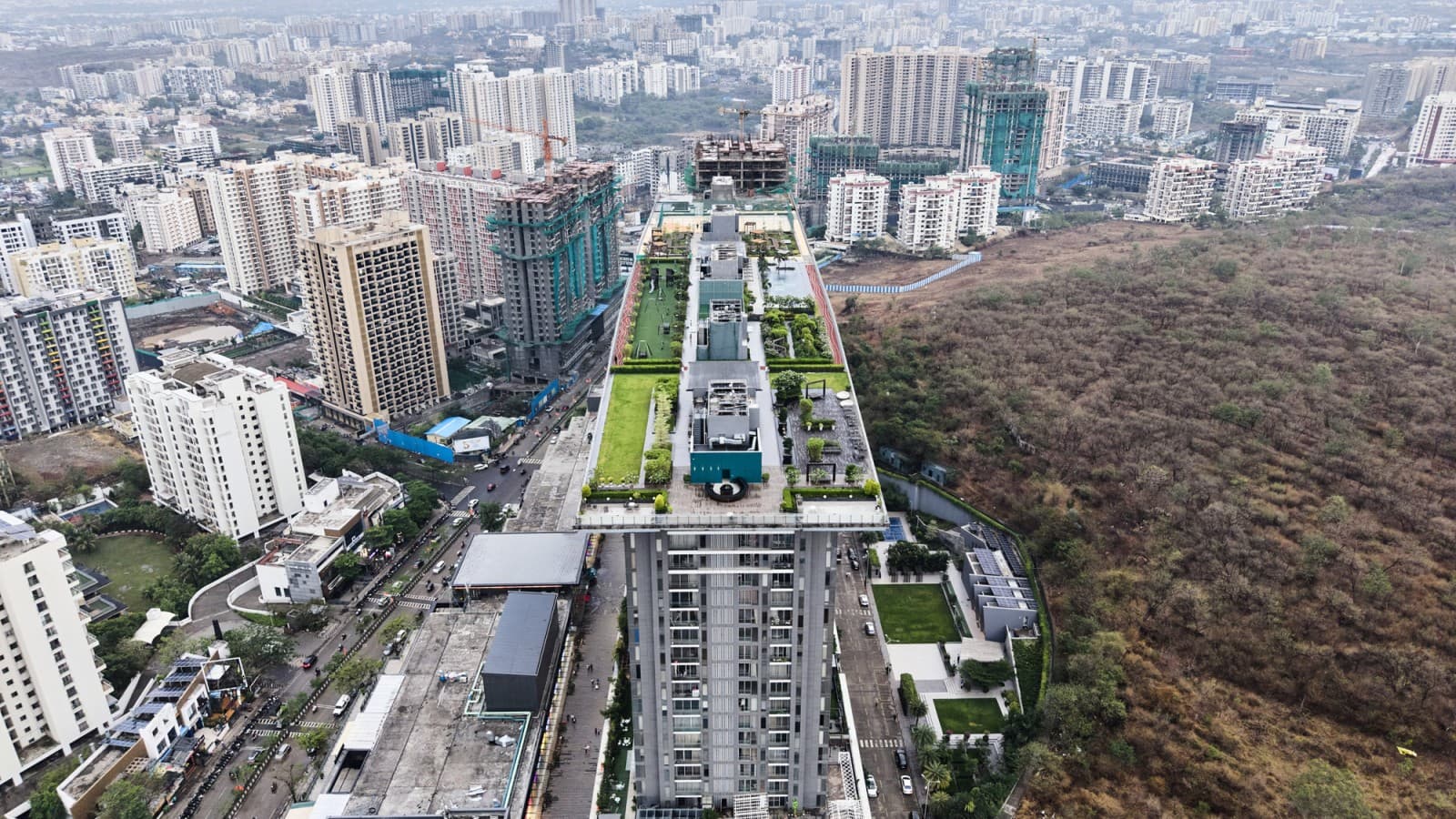 The roof terrace spans five towers and offers everything imaginable – from a pool to a bar and a restaurant, right through to sports facilities (© Severin Jakob)
