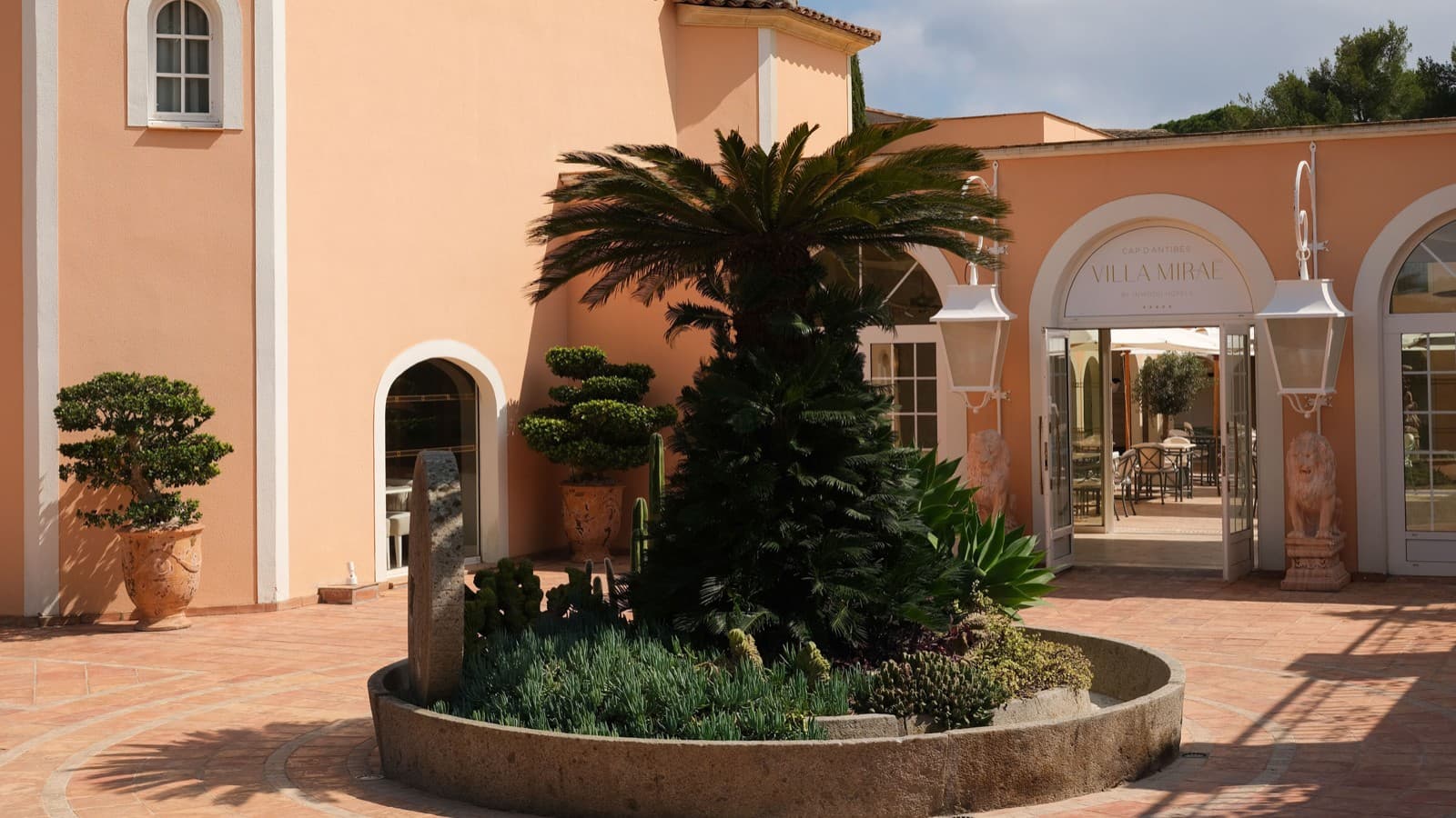 Exterior view of Villa Miraé in Antibes (© Marion Butet Studio)