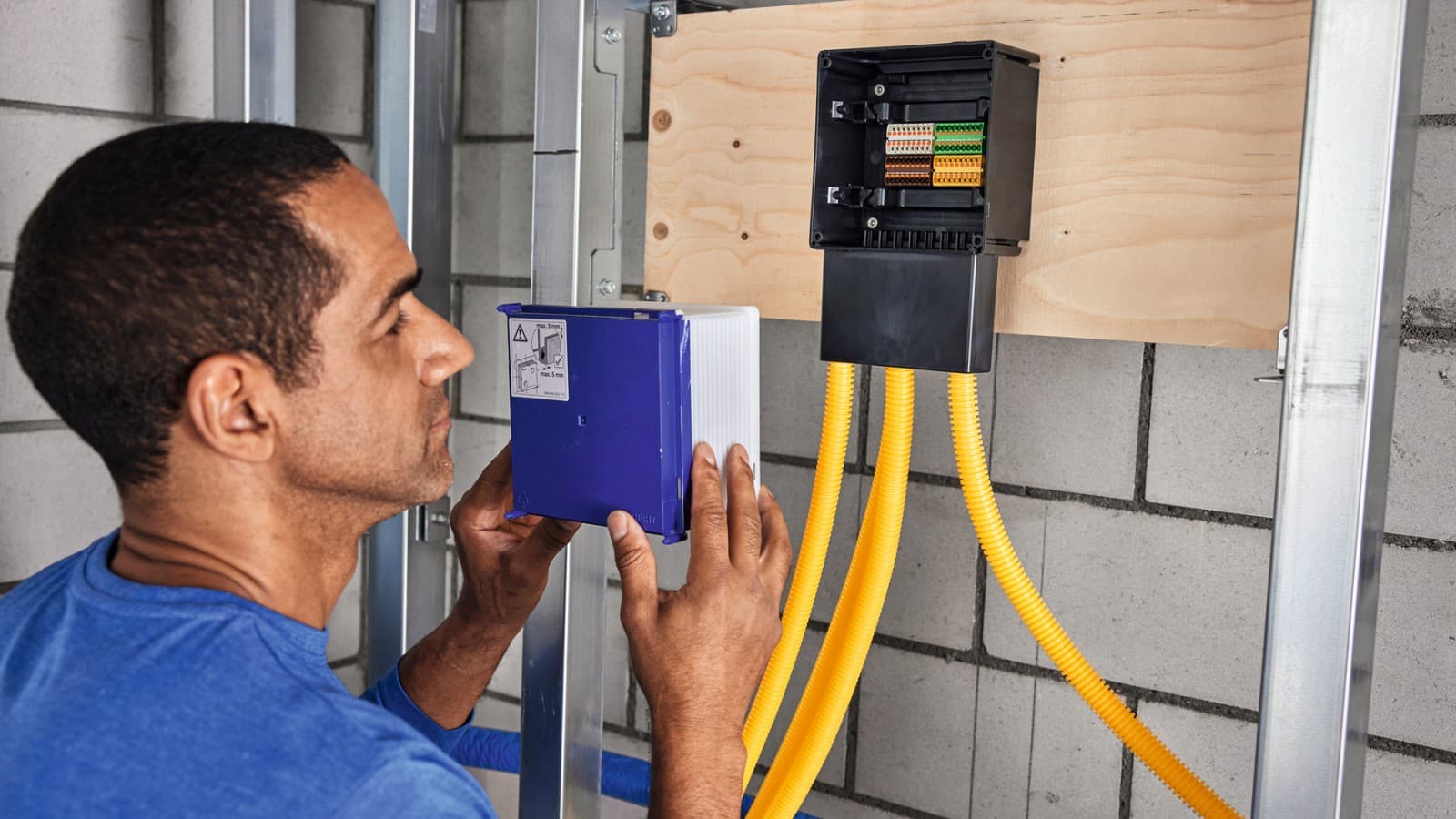 Installation of the Geberit Gateway in the installation systems Installation of the Geberit Gateway in the installation systems