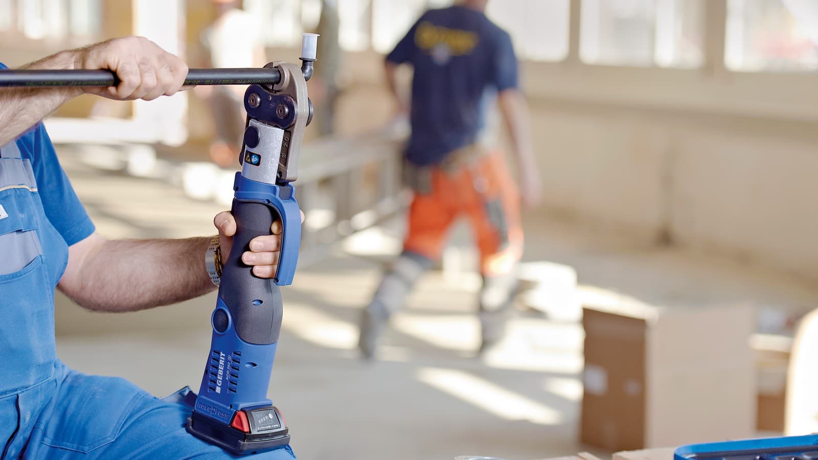 Pressing tool to press a Geberit Mepla system pipe Pressing tool to press a Geberit Mepla system pipe